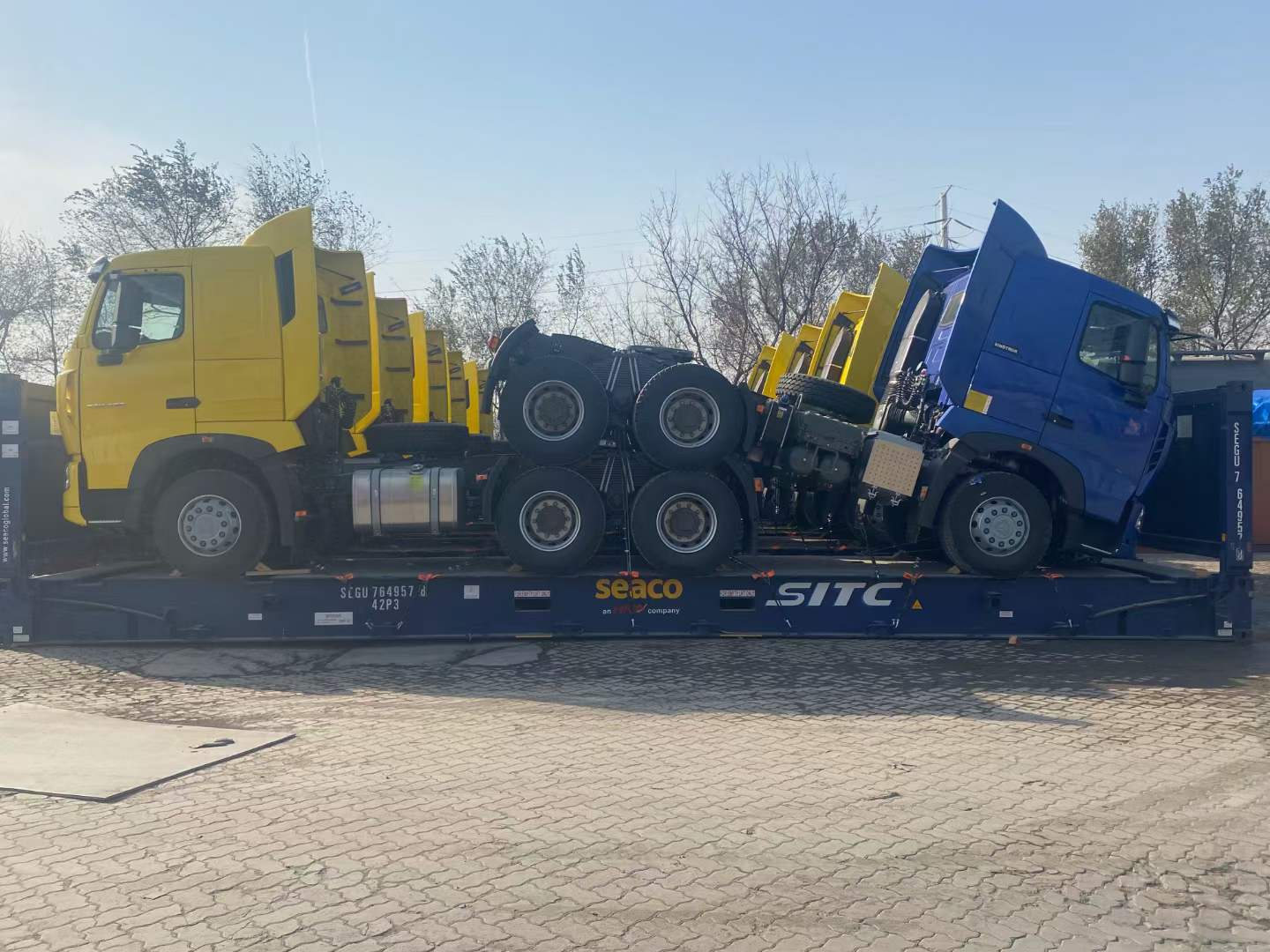 A SINOTRUK HOWO 6*4 teherautó TRAKTOR SZÁLLÍTÁSRA KÉSZEN