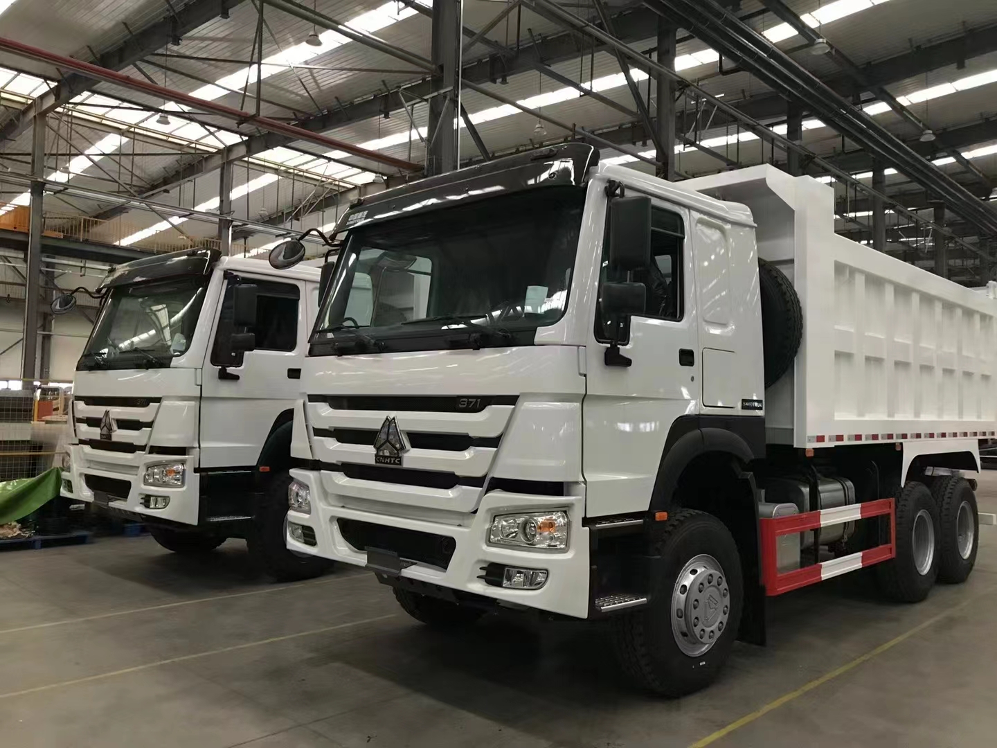 A SINOTRUK HOWO 6*4 billenős teherautó SZÁLLÍTÁSRA KÉSZEN