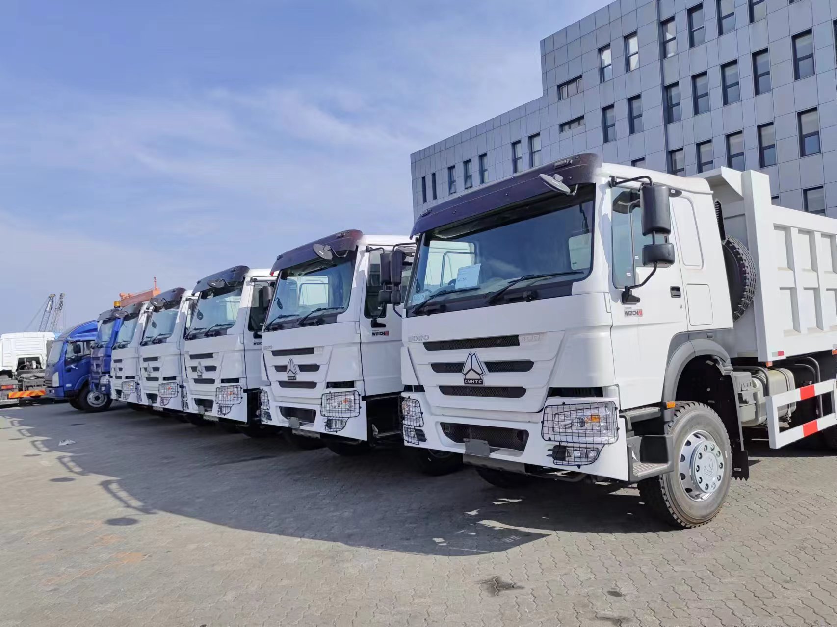 A Sinotruk Howo 6*4 billenő teherautók készen állnak a szállításra