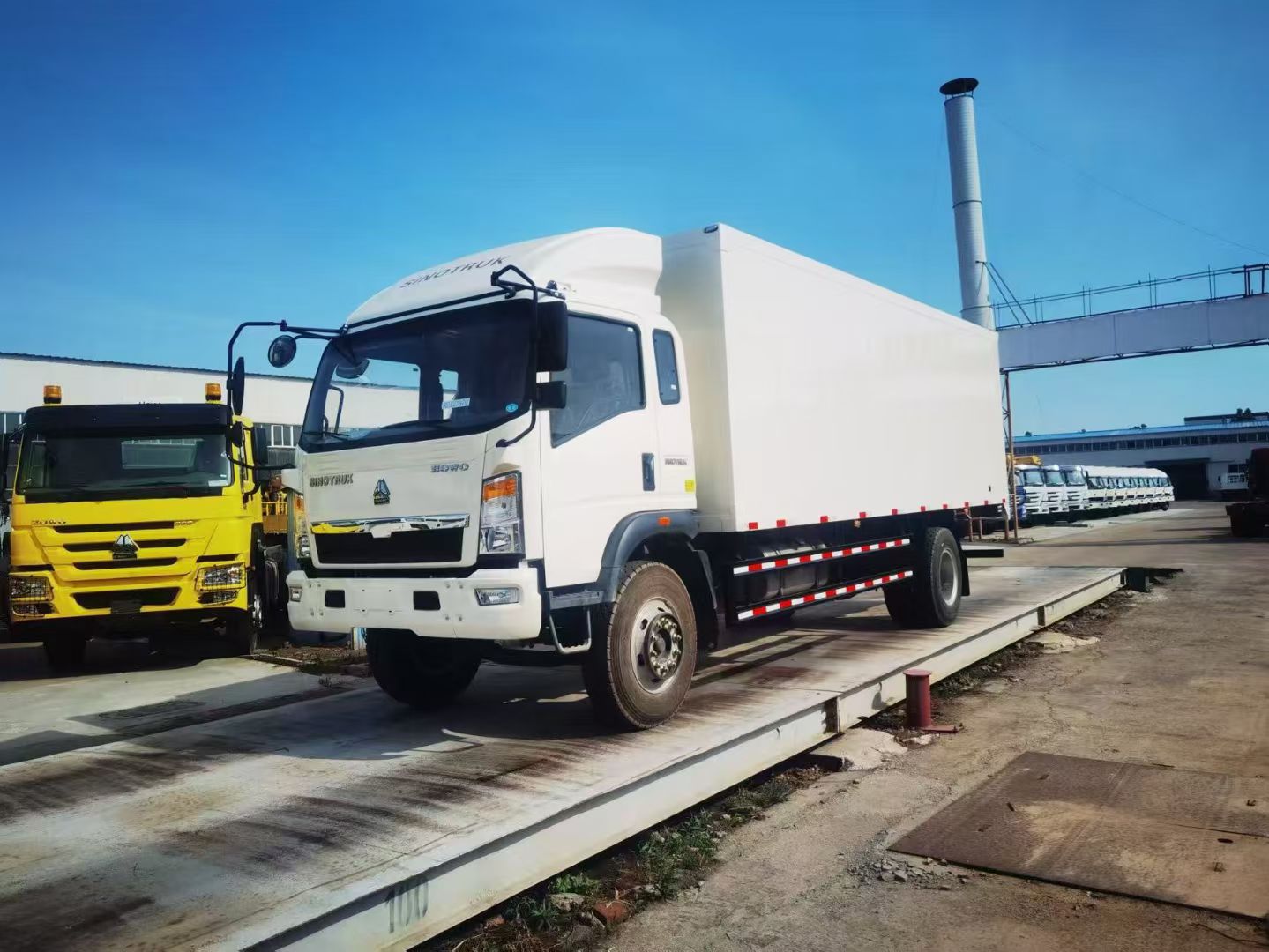 Sinotruk Howo 4x2 VanBox rakomány teherautó